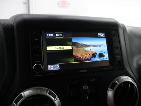 Used 2017 Jeep Wrangler Unlimited Sahara w/ Connectivity Group AWD/4WD image 41