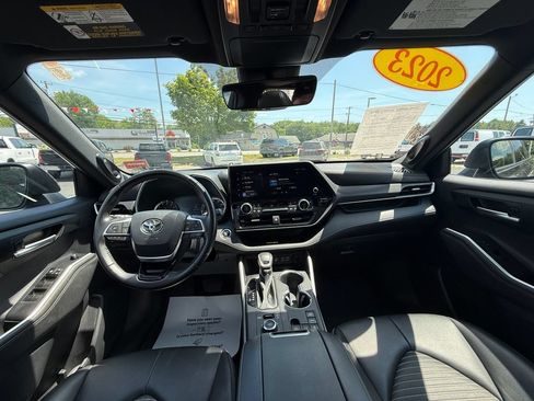 Used 2023 Toyota Highlander XSE AWD/4WD image 11