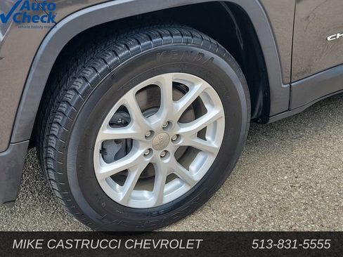 Used 2017 Jeep Cherokee Latitude w/ Cold Weather Group AWD/4WD image 9