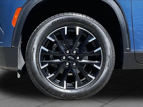 Used 2025 Chevrolet Traverse LT w/ Sun and Wheel Package FWD image 11