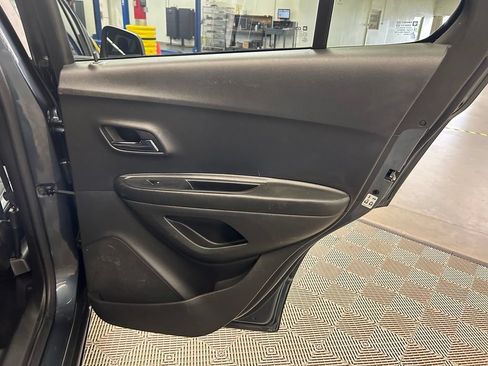 Used 2021 Chevrolet Trax LT AWD/4WD image 9