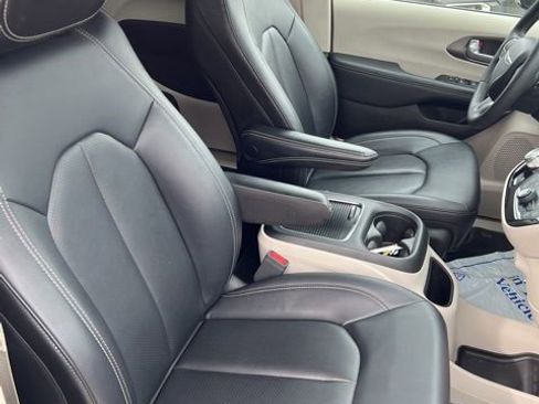 Used 2024 Chrysler Pacifica Touring-L image 16