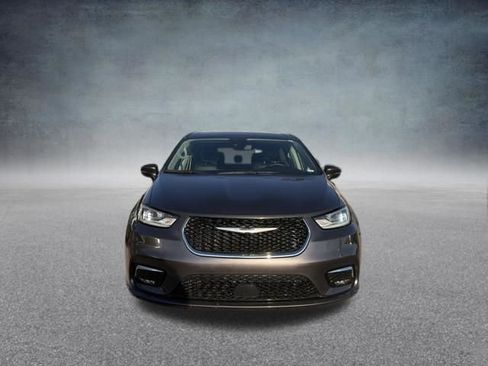 Used 2023 Chrysler Pacifica Touring-L image 13