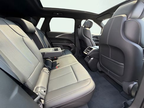 Used 2025 Cadillac Lyriq Luxury AWD/4WD image 24