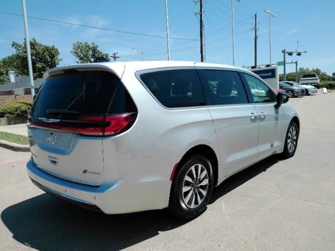 Used 2024 Chrysler Pacifica Limited FWD image 6
