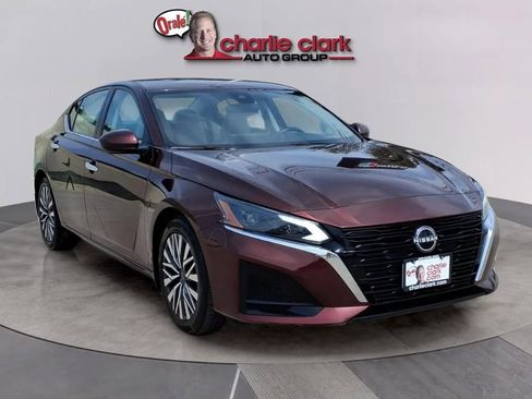 Used 2023 Nissan Altima 2.5 SV w/ SV Premium Package image 7