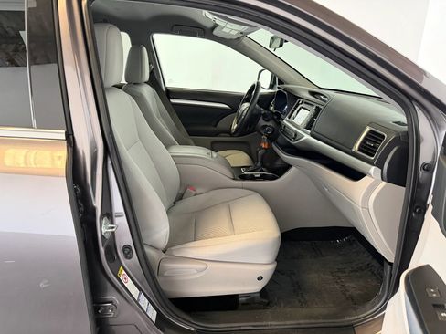 Used 2015 Toyota Highlander LE AWD/4WD image 28