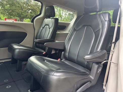 Used 2023 Chrysler Pacifica Touring-L FWD image 13