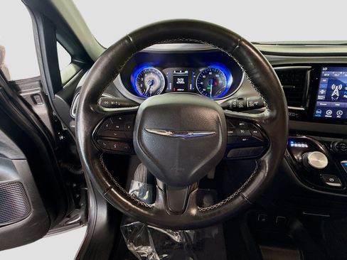 Used 2020 Chrysler Pacifica Touring-L w/ S Appearance Package image 13