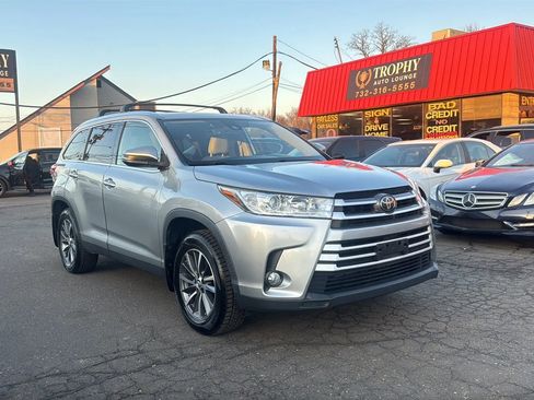 Used 2019 Toyota Highlander XLE image 3