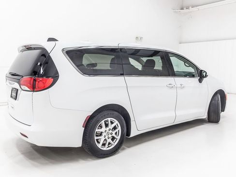 Used 2022 Chrysler Voyager LX FWD image 8