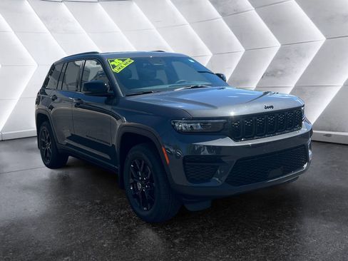 Used 2025 Jeep Grand Cherokee Altitude AWD/4WD image 1