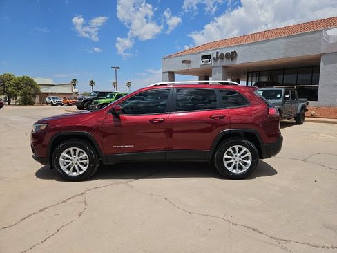 Used 2021 Jeep Cherokee Latitude AWD/4WD image 2