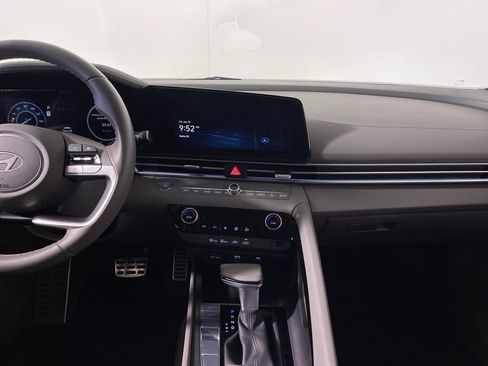 Used 2025 Hyundai Elantra Hybrid FWD image 16