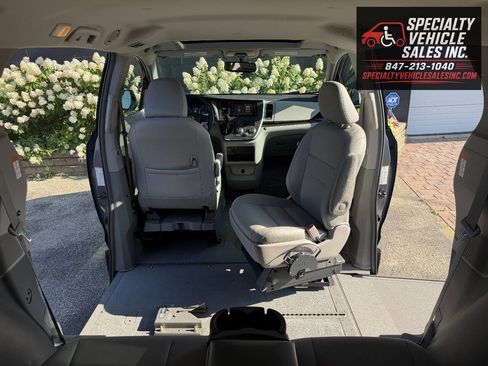 Used 2016 Toyota Sienna XLE FWD image 27