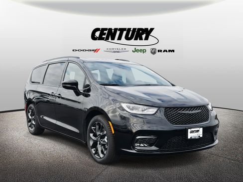 New 2026 Chrysler Pacifica Limited image 1