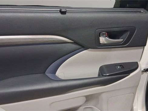 Used 2017 Toyota Highlander Limited image 23