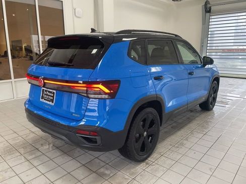 Certified 2025 Volkswagen Taos SE image 4