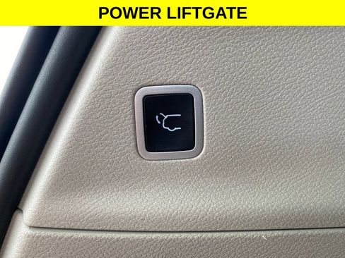 Used 2024 Chrysler Pacifica Touring-L FWD image 16