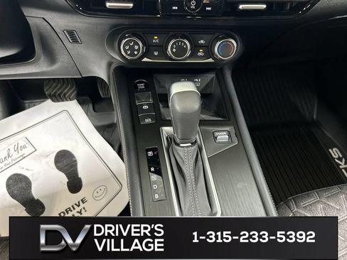 Used 2025 Nissan Kicks SV AWD/4WD image 17