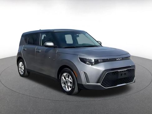 Used 2025 Kia Soul LX w/ LX Technology Package image 2