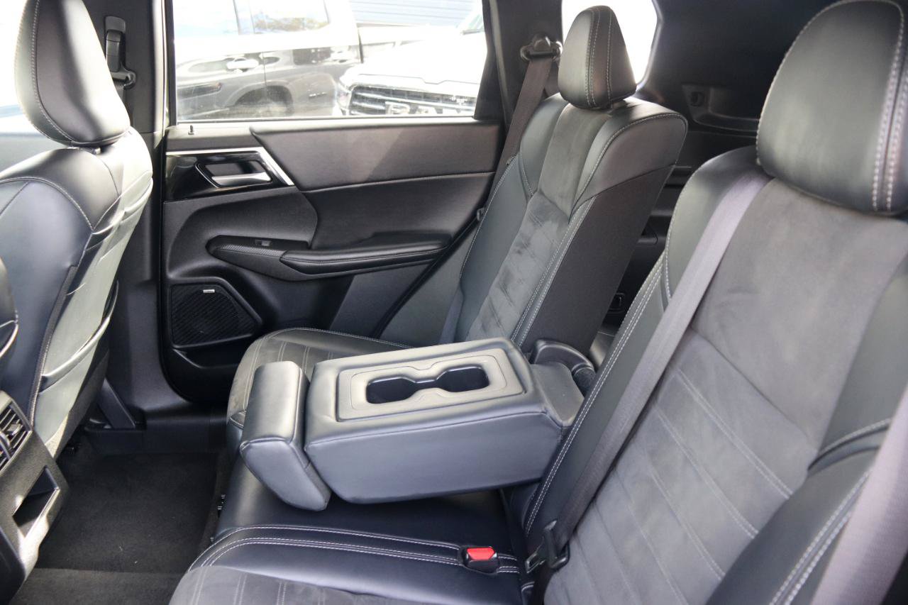 Used 2025 Mitsubishi Outlander SE FWD image 23