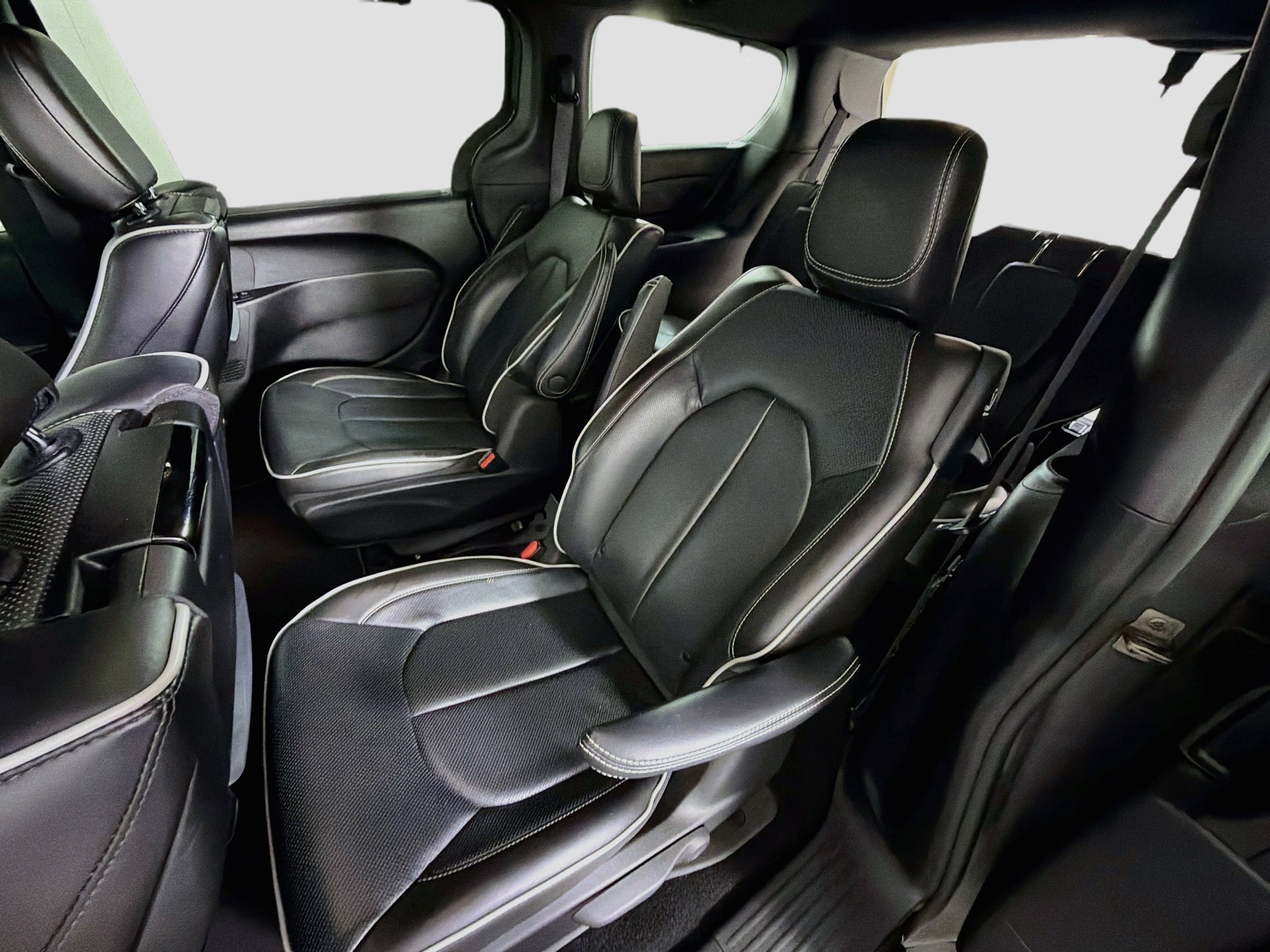 Used 2021 Chrysler Pacifica Limited w/ Uconnect Theater Family Group FWD image 28