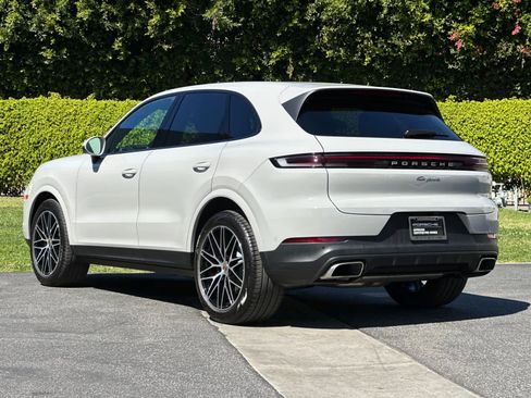 Used 2025 Porsche Cayenne image 3