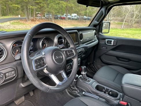 Used 2021 Jeep Wrangler Unlimited Sahara image 9