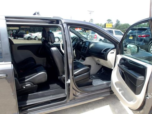 Used 2019 Dodge Grand Caravan SXT image 6