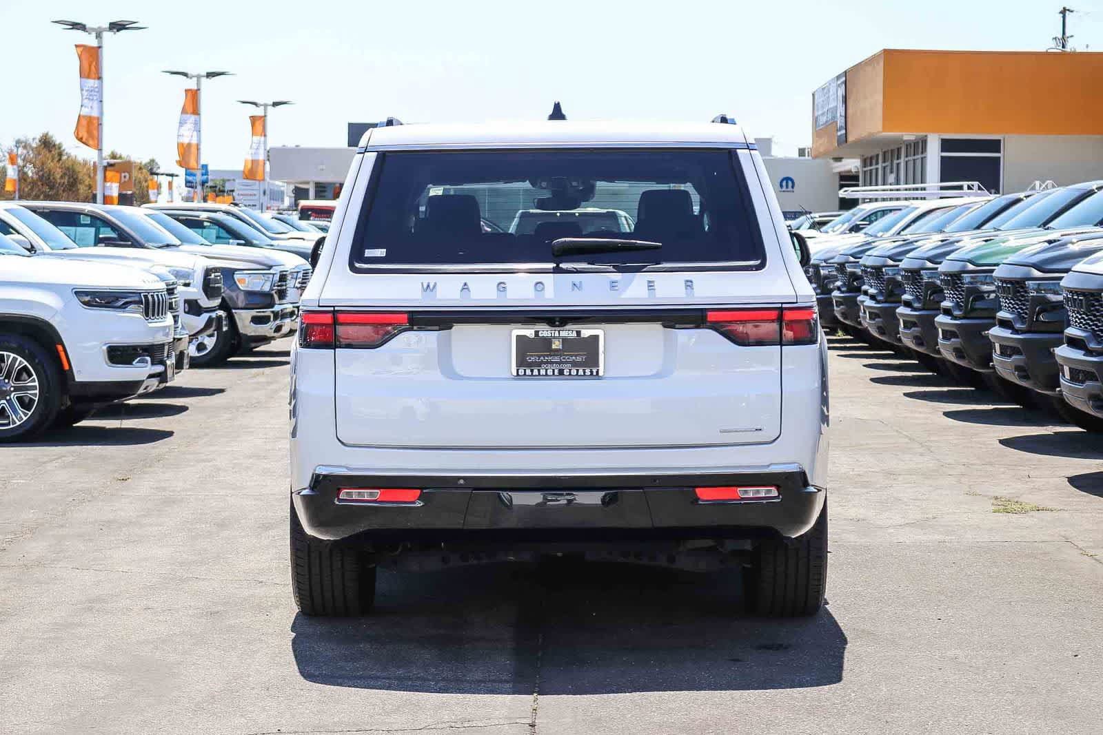 Used 2024 Jeep Wagoneer L Series II RWD image 5
