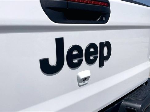 Used 2025 Jeep Gladiator Sport AWD/4WD image 27