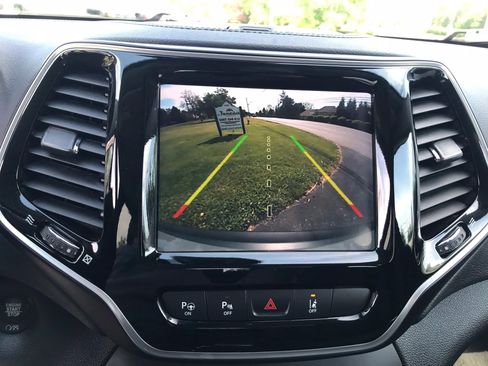Used 2019 Jeep Cherokee Limited w/ Technology Group AWD/4WD image 20