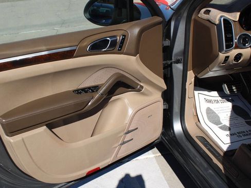 Used 2011 Porsche Cayenne Turbo image 9
