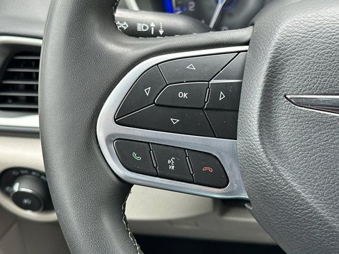 Used 2023 Chrysler Pacifica Touring-L FWD image 26