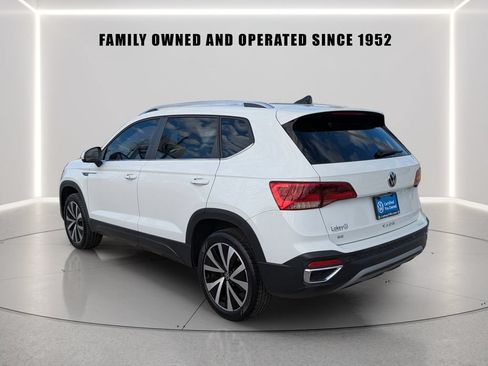 Used 2023 Volkswagen Taos SE w/ Panoramic Sunroof Package FWD image 4