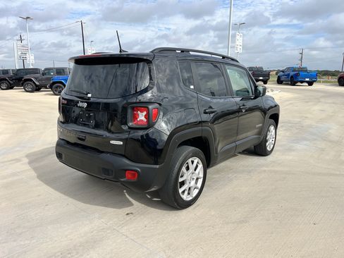Used 2022 Jeep Renegade Latitude AWD/4WD image 3