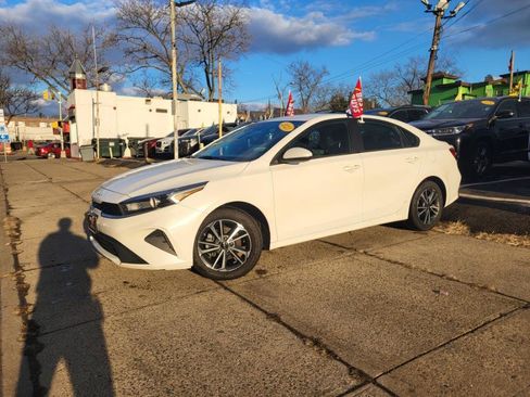 Used 2023 Kia Forte LXS image 3