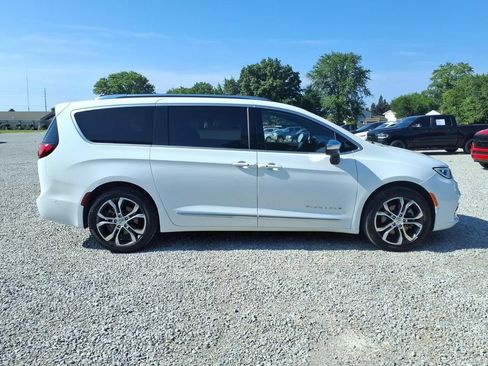 Used 2025 Chrysler Pacifica Pinnacle w/ Trailer Tow Group AWD/4WD image 12
