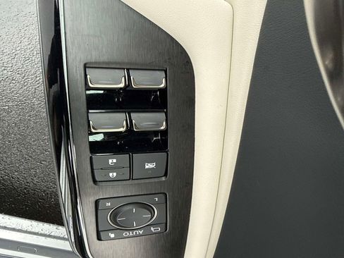 Used 2025 Lexus ES 350 w/ Premium Package image 17