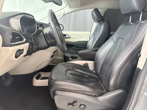 Used 2022 Chrysler Pacifica Touring-L FWD image 9
