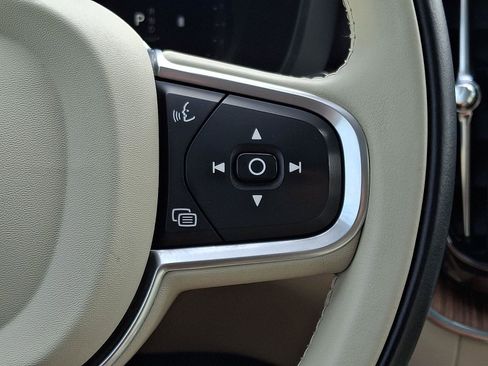 Certified 2022 Volvo XC60 B5 Momentum w/ Climate Package AWD/4WD image 23