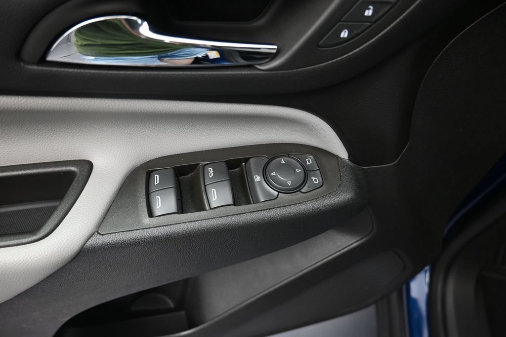 Used 2023 Chevrolet Equinox LS w/ LS Convenience Package FWD image 11