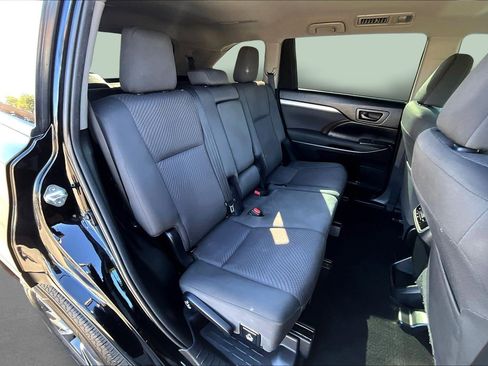 Used 2019 Toyota Highlander LE image 25