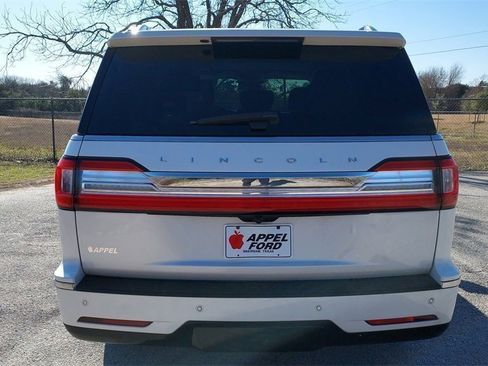 Used 2019 Lincoln Navigator Select image 4
