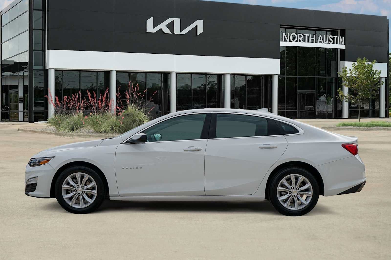Used 2025 Chevrolet Malibu LT FWD image 3