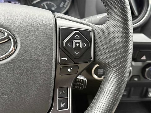 Used 2022 Toyota Tacoma TRD Sport image 11