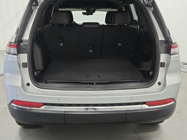 Used 2025 Jeep Grand Cherokee Limited RWD image 18