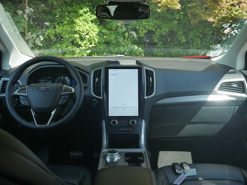 Used 2024 Ford Edge SEL w/ Convenience Package AWD/4WD image 9