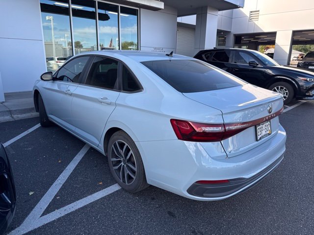 Used 2025 Volkswagen Jetta SE FWD image 4